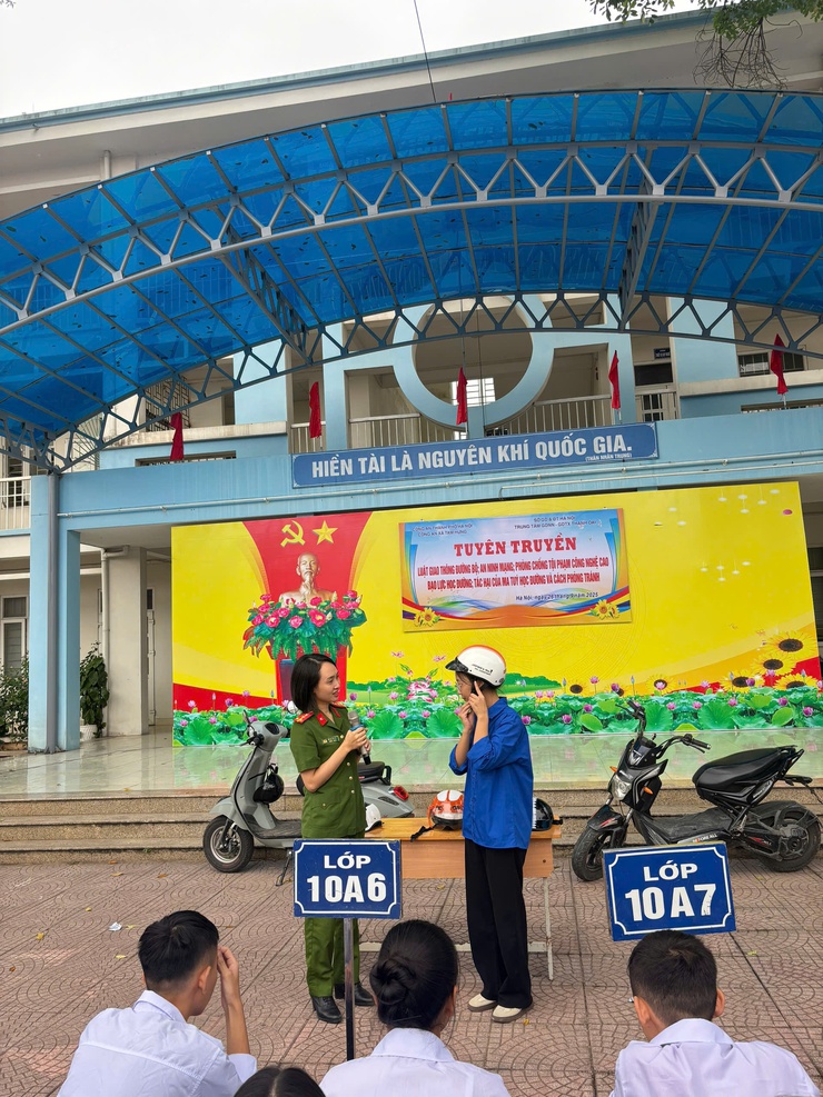 Công an xã Tam Hưng đồng hành, lan tỏa giáo dục pháp luật cho 900 học sinh Trung tâm GDNN – GDTX Thanh Oai- Ảnh 9.