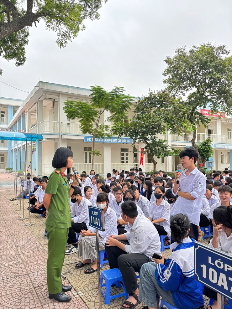 Công an xã Tam Hưng đồng hành, lan tỏa giáo dục pháp luật cho 900 học sinh Trung tâm GDNN – GDTX Thanh Oai- Ảnh 10.