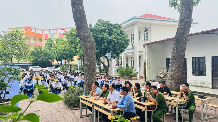 Công an xã Tam Hưng đồng hành, lan tỏa giáo dục pháp luật cho 900 học sinh Trung tâm GDNN – GDTX Thanh Oai- Ảnh 2.