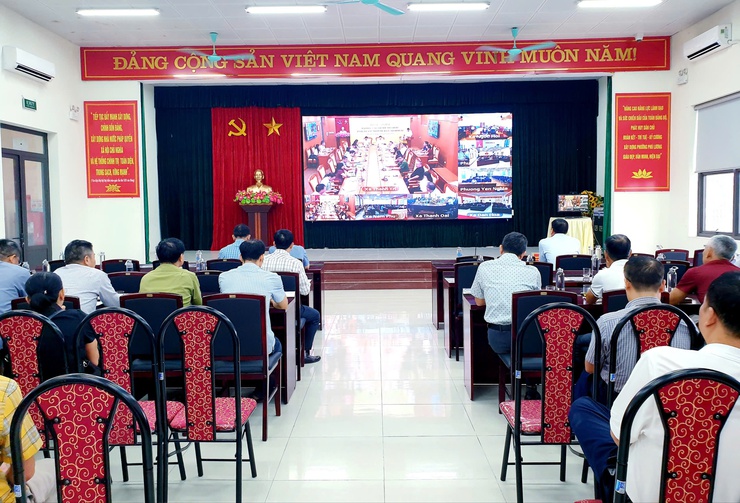 Cử tri phường Phú Lương tham dự trực tuyến Hội nghị tiếp xúc cử tri của Đoàn Đại biểu Quốc hội thành phố Hà Nội trước kỳ họp thứ 10, Quốc hội khóa XV- Ảnh 1.