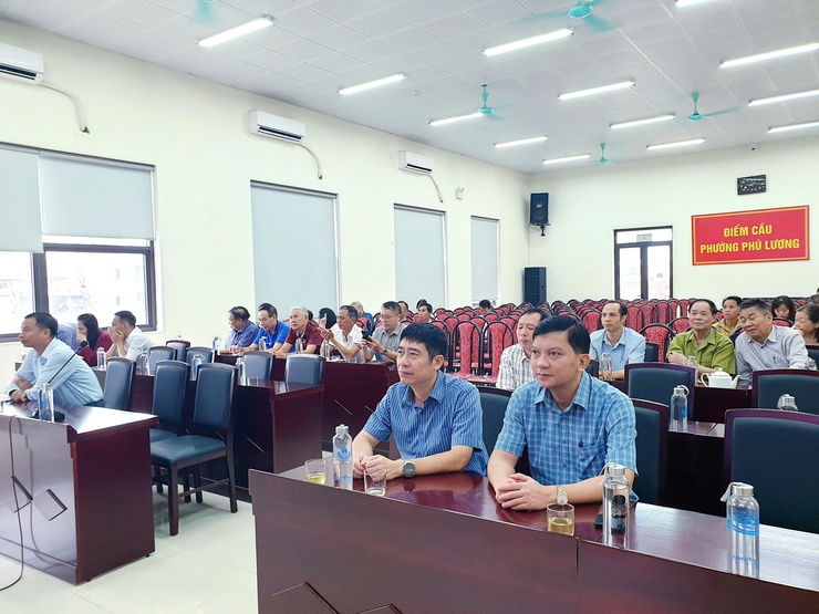 Cử tri phường Phú Lương tham dự trực tuyến Hội nghị tiếp xúc cử tri của Đoàn Đại biểu Quốc hội thành phố Hà Nội trước kỳ họp thứ 10, Quốc hội khóa XV- Ảnh 2.