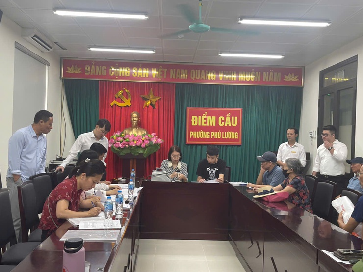 UBND phường Phú Lương chi trả bồi thường, hỗ trợ giải phóng mặt bằng dự án đường Vành đai 4 cho 12/17 cá nhân và hộ gia đình trên địa bàn- Ảnh 1.