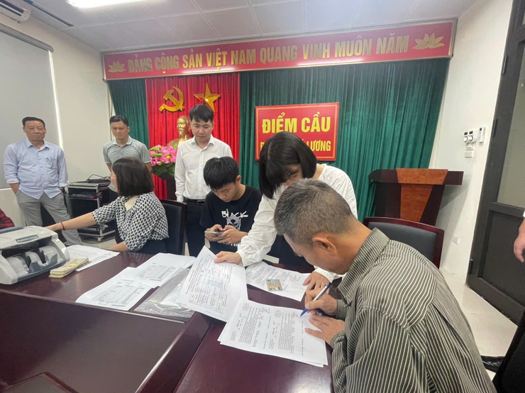 UBND phường Phú Lương chi trả bồi thường, hỗ trợ giải phóng mặt bằng dự án đường Vành đai 4 cho 12/17 cá nhân và hộ gia đình trên địa bàn- Ảnh 2.