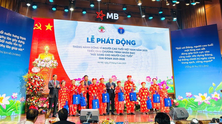 50 người cao tuổi tiêu biểu đại diện cho người cao tuổi phường Cầu Giấy tham dự Lễ phát động Tháng hành động vì người cao tuổi năm 2025- Ảnh 2.