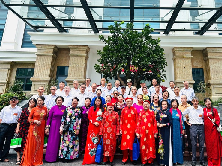 50 người cao tuổi tiêu biểu đại diện cho người cao tuổi phường Cầu Giấy tham dự Lễ phát động Tháng hành động vì người cao tuổi năm 2025- Ảnh 1.
