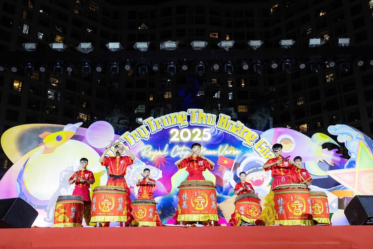 Đồng chí Nguyễn Huy Cường dự và chung vui "Đêm hội Trăng rằm 2025" cùng thiếu nhi khu dân cư Royal City- Ảnh 2.
