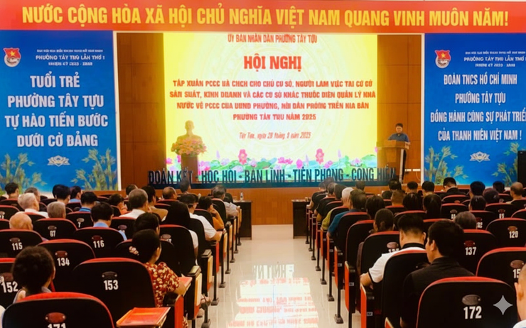 Chủ cơ sở, người làm việc tại cơ sở sản xuất, kinh doanh, Đội dân phòng phường Tây Tựu tham gia tập huấn công tác PCCC và CNCH năm 2025- Ảnh 1.