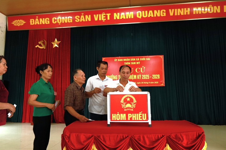 Người Dân Suối Hai Đồng Lòng Bầu Cử – 14/14 Trưởng Thôn Tiếp Tục Tái Cử
- Ảnh 4.