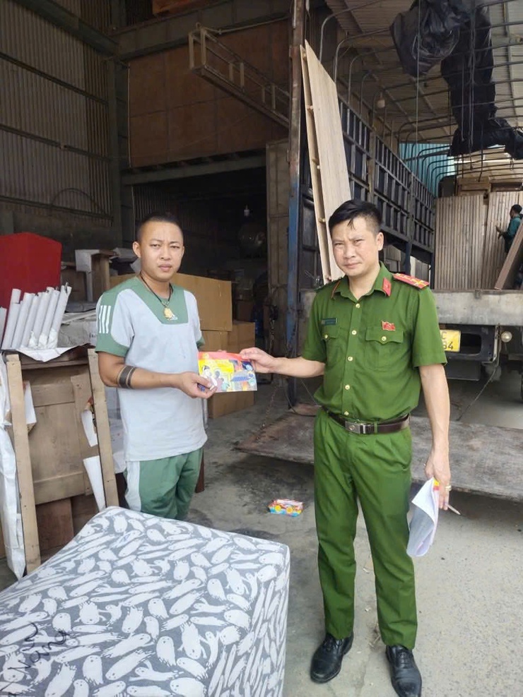 Công an xã Tây Phương triển khai phát cẩm nang PCCC và CHCN đến từng hộ dân- Ảnh 1.