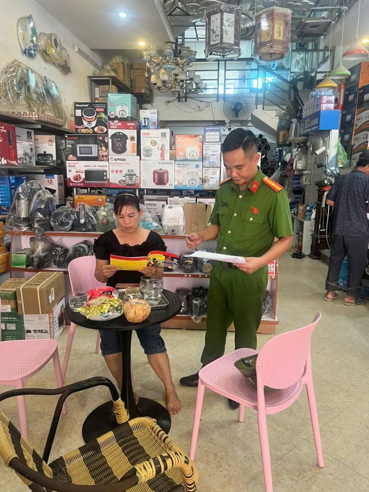 Công an xã Tây Phương triển khai phát cẩm nang PCCC và CHCN đến từng hộ dân- Ảnh 2.