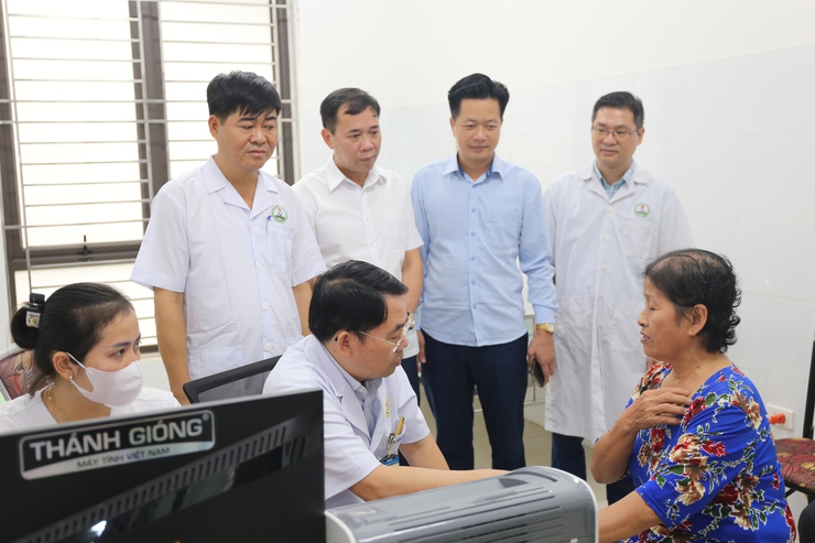 UBND xã Bất Bạt – Thành phố Hà Nội phối hợp với bệnh viện E Hà Nội, tổ chức tư vấn, khám chữa bệnh miễn phí cho người cao tuổi trên địa bàn xã.- Ảnh 1.