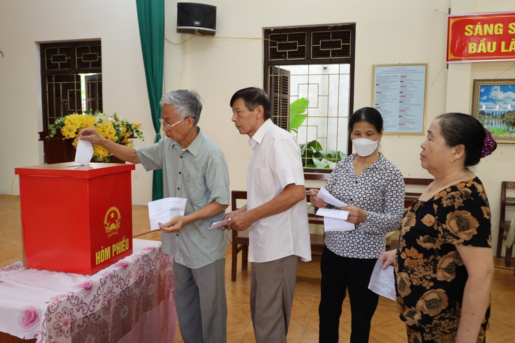 Cử tri phường Tùng Thiện tích cực tham gia bầu cử Tổ trưởng Tổ dân phố nhiệm kỳ 2025-2027- Ảnh 3.