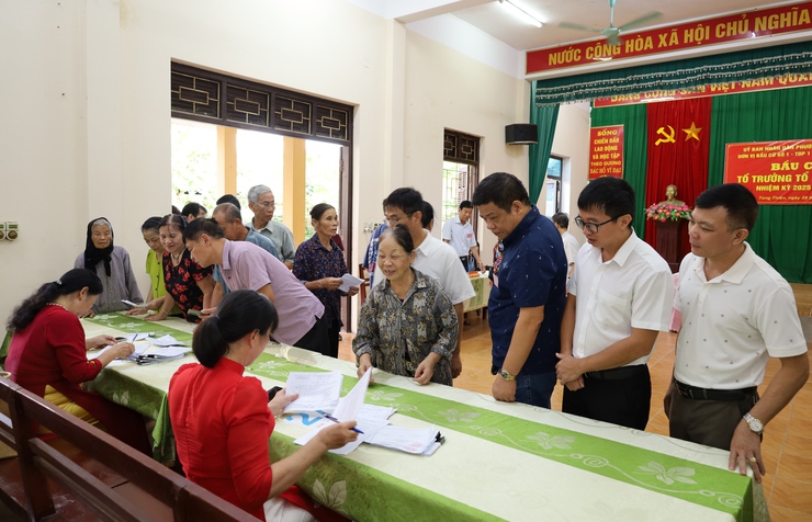 Cử tri phường Tùng Thiện tích cực tham gia bầu cử Tổ trưởng Tổ dân phố nhiệm kỳ 2025-2027- Ảnh 1.