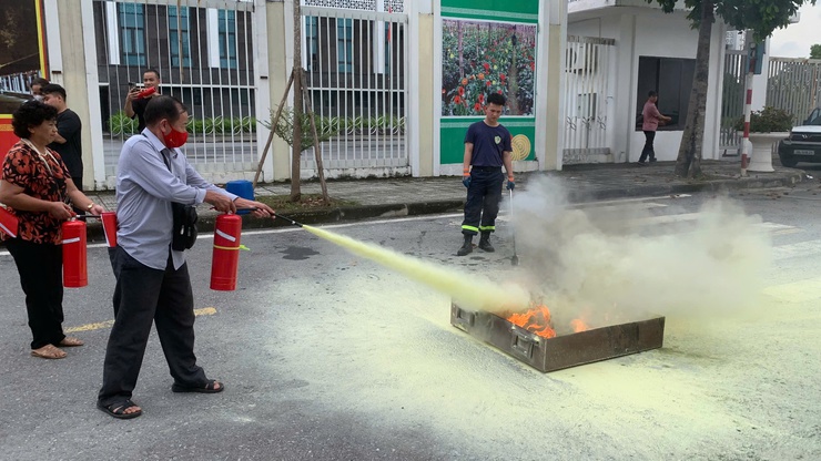 Chủ cơ sở, người làm việc tại cơ sở sản xuất, kinh doanh, Đội dân phòng phường Tây Tựu tham gia tập huấn công tác PCCC và CNCH năm 2025- Ảnh 3.