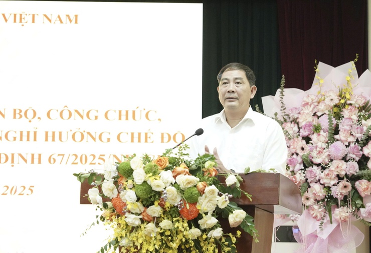 Đảng ủy xã Thường Tín tổ chức trao quyết định cho cán bộ công chức viên chức nghỉ chế độ.- Ảnh 2.