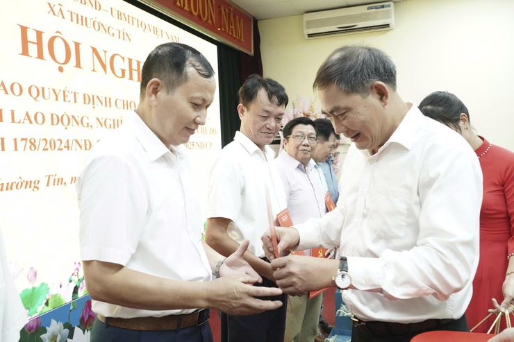 Đảng ủy xã Thường Tín tổ chức trao quyết định cho cán bộ công chức viên chức nghỉ chế độ.- Ảnh 3.