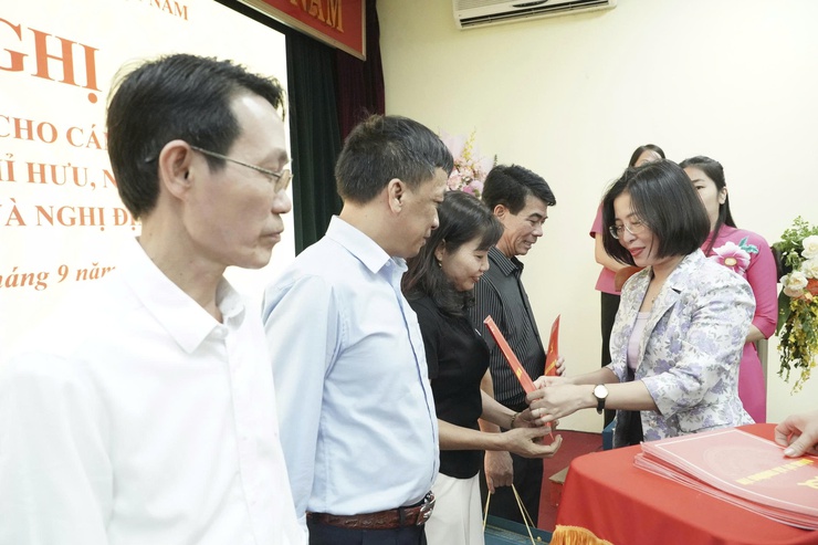 Đảng ủy xã Thường Tín tổ chức trao quyết định cho cán bộ công chức viên chức nghỉ chế độ.- Ảnh 5.