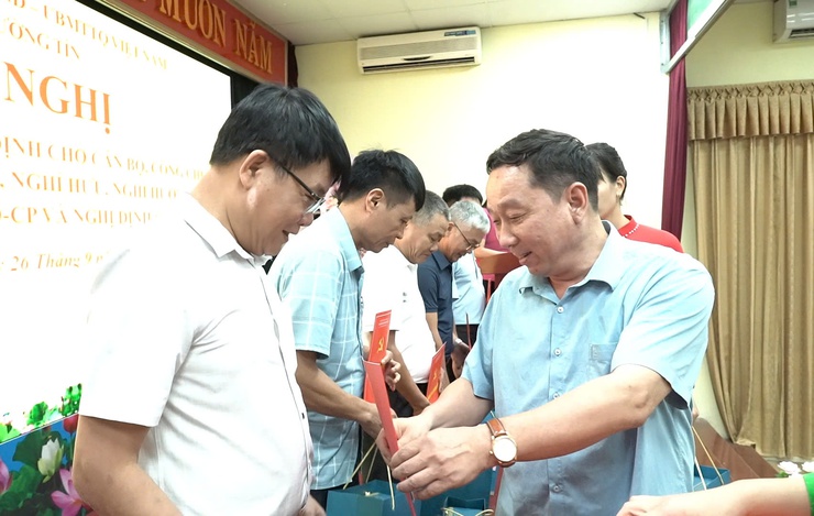 Đảng ủy xã Thường Tín tổ chức trao quyết định cho cán bộ công chức viên chức nghỉ chế độ.- Ảnh 4.