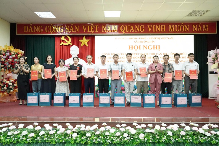 Đảng ủy xã Thường Tín tổ chức trao quyết định cho cán bộ công chức viên chức nghỉ chế độ.- Ảnh 8.
