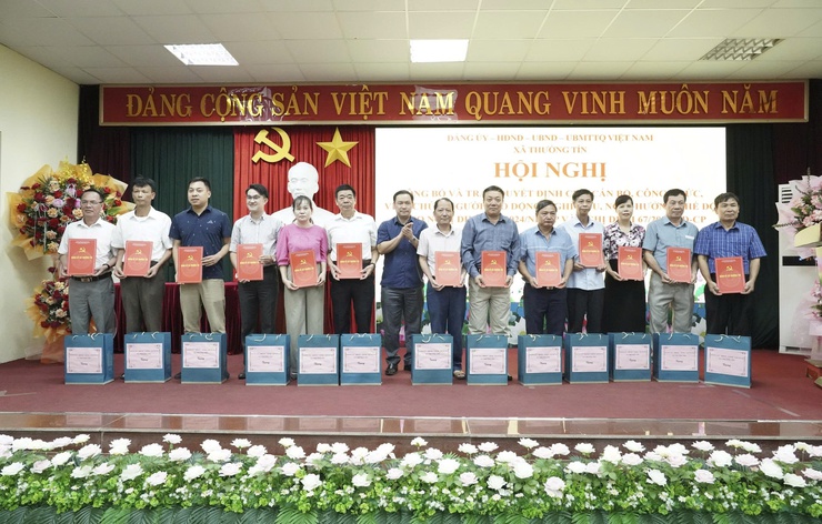 Đảng ủy xã Thường Tín tổ chức trao quyết định cho cán bộ công chức viên chức nghỉ chế độ.- Ảnh 6.