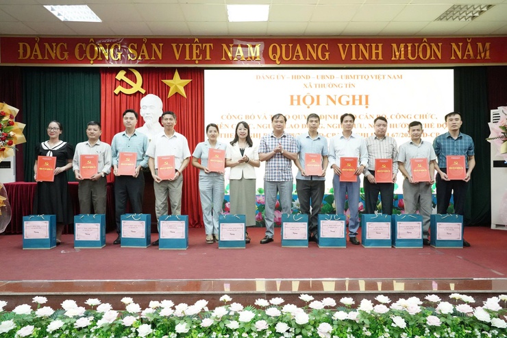 Đảng ủy xã Thường Tín tổ chức trao quyết định cho cán bộ công chức viên chức nghỉ chế độ.- Ảnh 7.