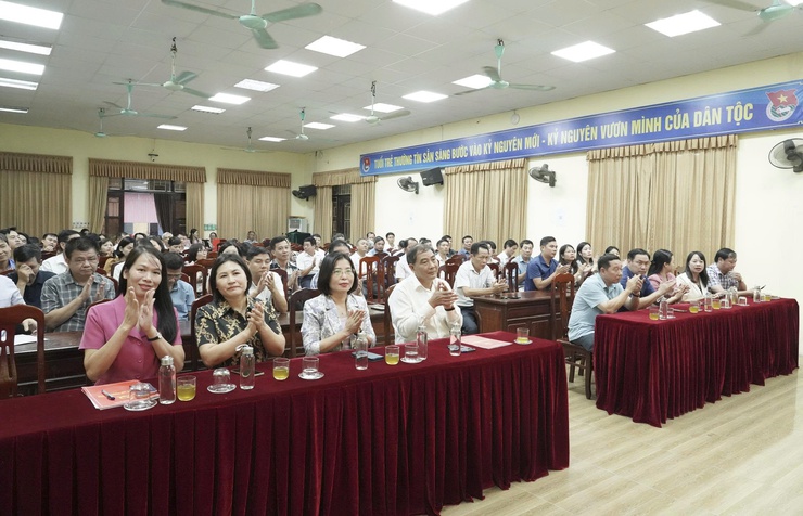 Đảng ủy xã Thường Tín tổ chức trao quyết định cho cán bộ công chức viên chức nghỉ chế độ.- Ảnh 1.