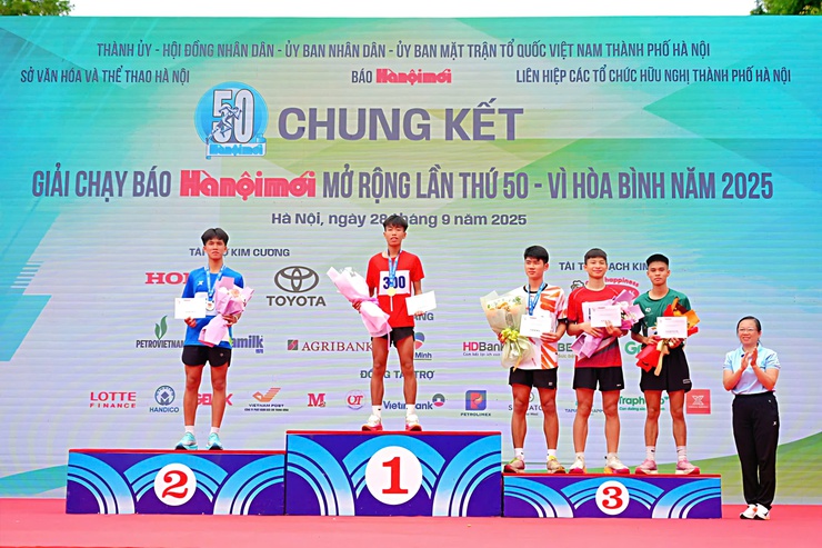 Phường Xuân Phương đạt thành tích cao tại Giải chạy Báo Hànộimới mở rộng lần thứ 50 - Vì hòa bình năm 2025- Ảnh 3.