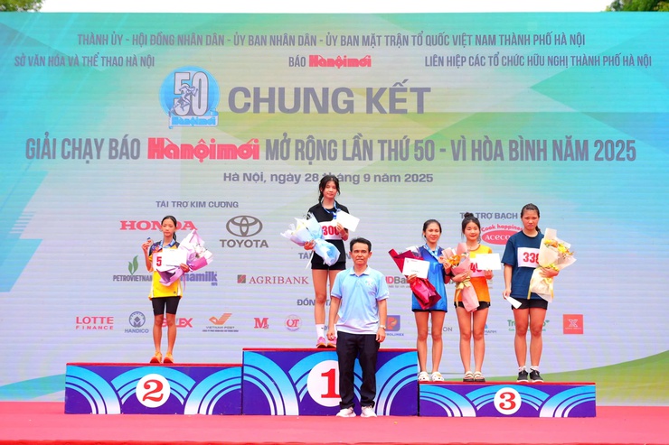 Phường Xuân Phương đạt thành tích cao tại Giải chạy Báo Hànộimới mở rộng lần thứ 50 - Vì hòa bình năm 2025- Ảnh 2.