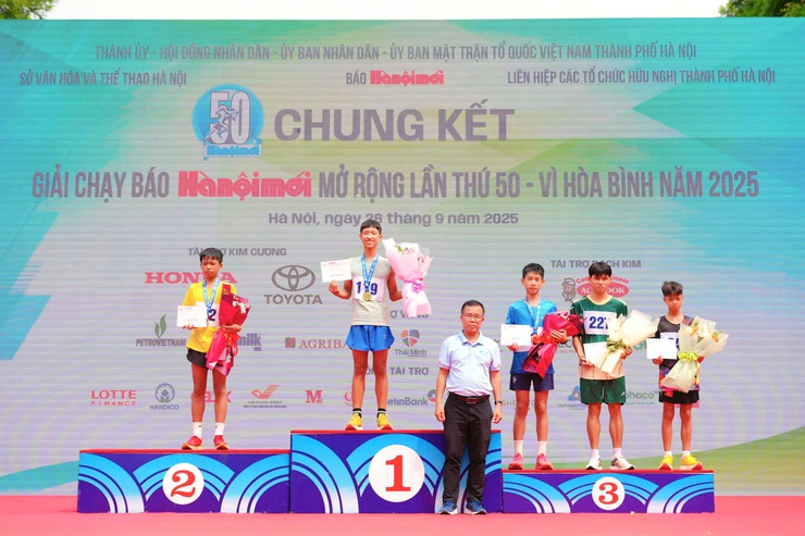 Phường Xuân Phương đạt thành tích cao tại Giải chạy Báo Hànộimới mở rộng lần thứ 50 - Vì hòa bình năm 2025- Ảnh 4.
