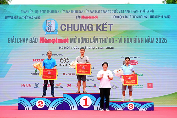 Phường Xuân Phương đạt thành tích cao tại Giải chạy Báo Hànộimới mở rộng lần thứ 50 - Vì hòa bình năm 2025- Ảnh 5.