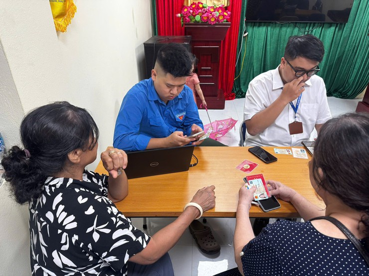 Tổ chức các điểm “Bình dân học vụ số lưu động” và thực hiện Chiến dịch “45 ngày đêm ra quân hỗ trợ hoạt động chuyển đổi số" trên địa bàn phường Giảng Võ- Ảnh 1.