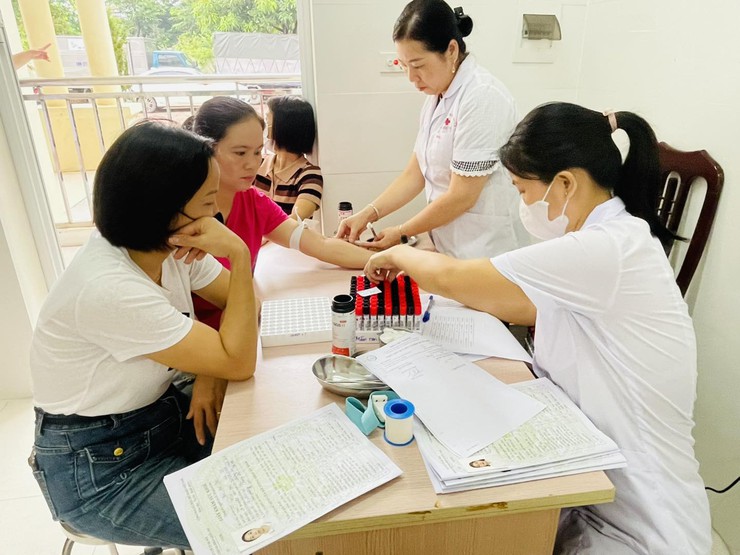 BVĐK Quốc Oai: Khám sức khỏe định kì cho cán bộ, giáo viên và nhân viên các trường học trên địa bàn xã Hưng Đạo- Ảnh 1.