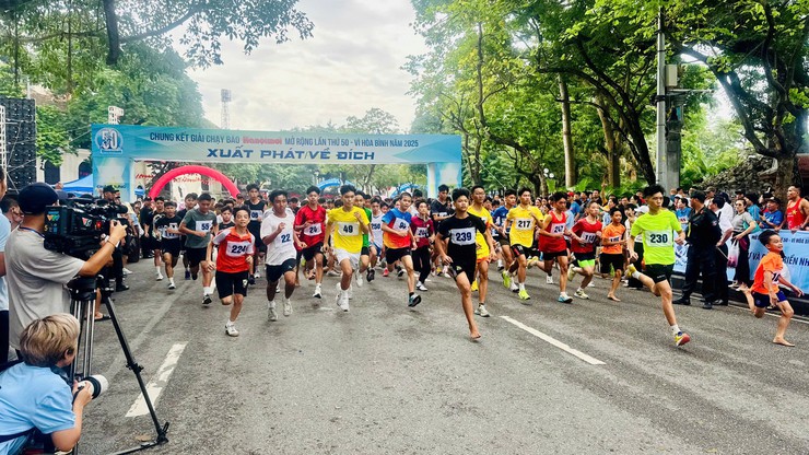Giải chạy Báo Hà nội mới mở rộng lần thứ 50 - Vì hòa bình năm 2025 - Ảnh 2.