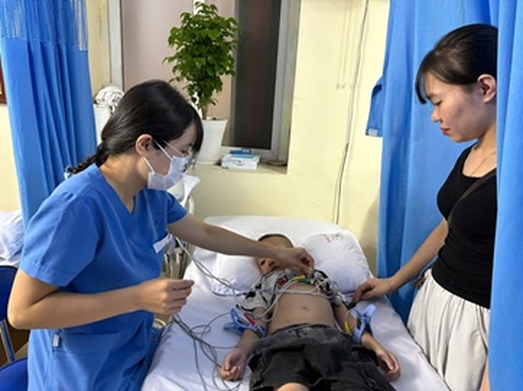 Khám chuyên sâu miễn phí cho 117 trẻ em nghi ngờ mắc bệnh tim bẩm sinh tại Hà Nội- Ảnh 1.