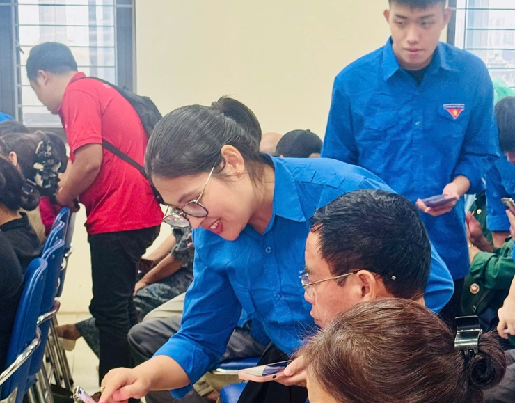 Phường Lĩnh Nam tổ chức Hội nghị tập huấn cách sử dụng các nền tảng số: iHanoi, VNeID, Cổng Dịch vụ công Quốc gia, AI và tiện ích công nghệ số.- Ảnh 3.