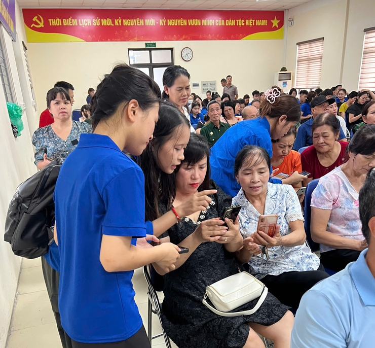 Phường Lĩnh Nam tổ chức Hội nghị tập huấn cách sử dụng các nền tảng số: iHanoi, VNeID, Cổng Dịch vụ công Quốc gia, AI và tiện ích công nghệ số.- Ảnh 4.
