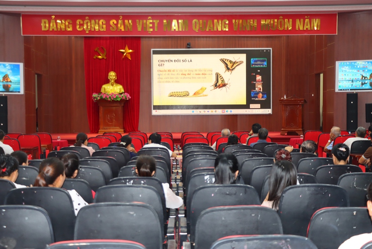 Hội nghị tập huấn trực tuyến về kiến thức kỹ năng số cho thành viên tổ chuyển đổi số cộng đồng trên địa bàn các xã- Ảnh 1.