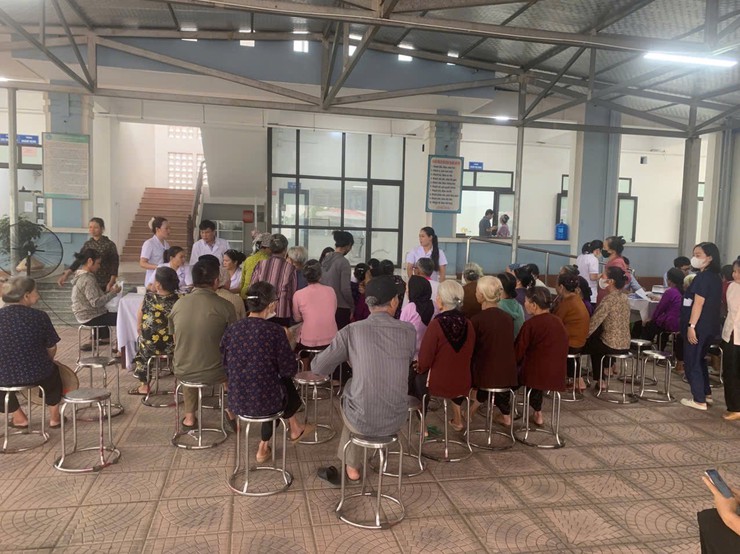 Trạm Y tế xã Phúc Lộc tổ chức khám sức khỏe cho người cao tuổi, người yếu thế trên địa bàn xã- Ảnh 1.