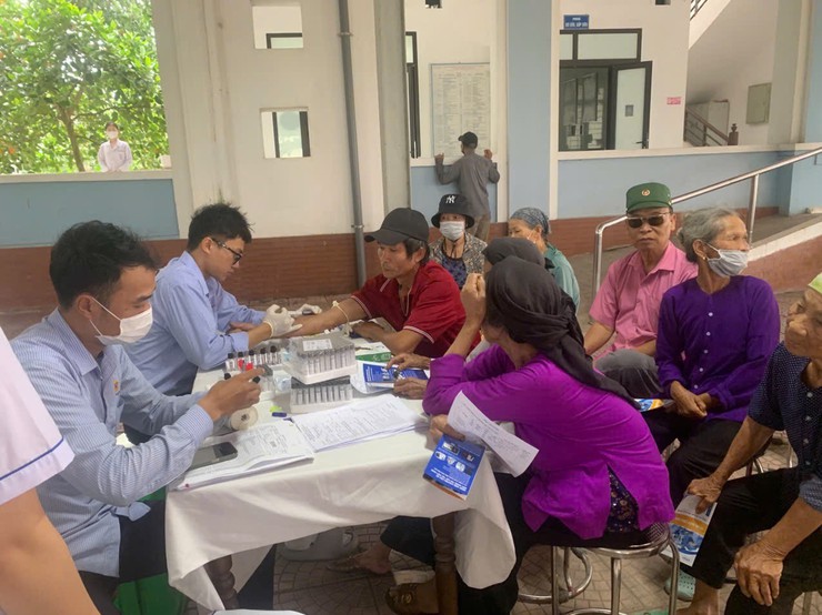 Trạm Y tế xã Phúc Lộc tổ chức khám sức khỏe cho người cao tuổi, người yếu thế trên địa bàn xã- Ảnh 2.