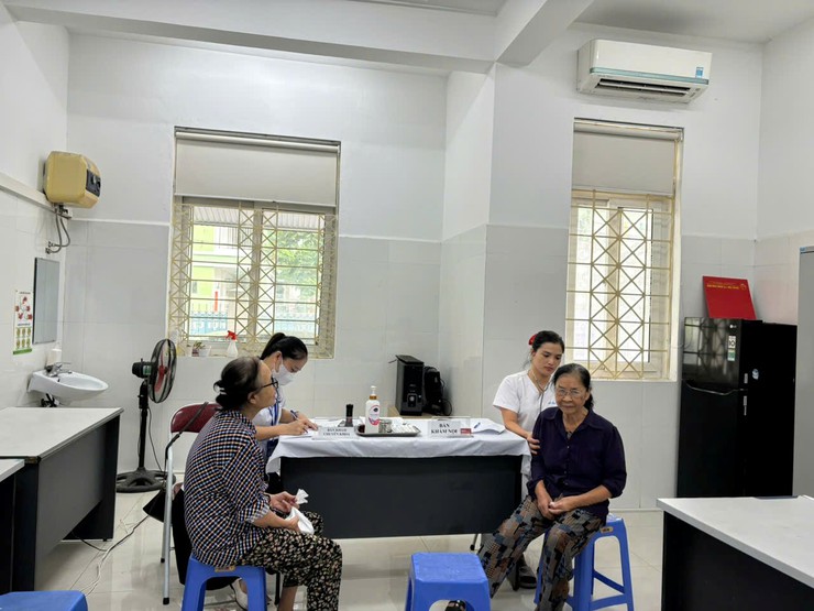 Phường Việt Hưng đẩy mạnh hoạt động chăm sóc sức khỏe người cao tuổi- Ảnh 1.