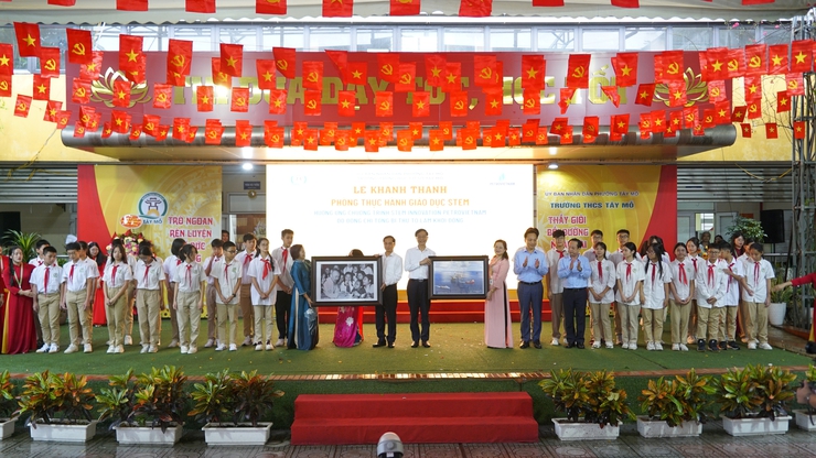 Phó Thủ tướng Chính phủ Bùi Thanh Sơn thăm, làm việc với phường Tây Mỗ và dự khánh thành phòng học STEM- Ảnh 11.