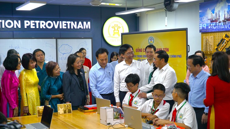 Phó Thủ tướng Chính phủ Bùi Thanh Sơn thăm, làm việc với phường Tây Mỗ và dự khánh thành phòng học STEM- Ảnh 13.