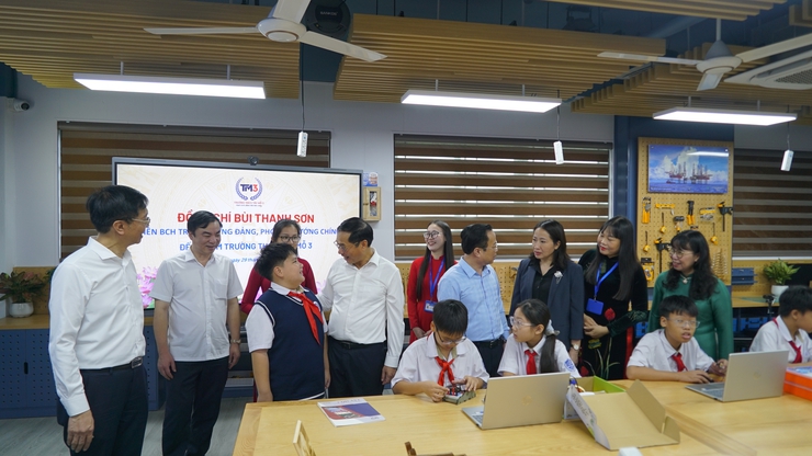 Phó Thủ tướng Chính phủ Bùi Thanh Sơn thăm, làm việc với phường Tây Mỗ và dự khánh thành phòng học STEM- Ảnh 16.