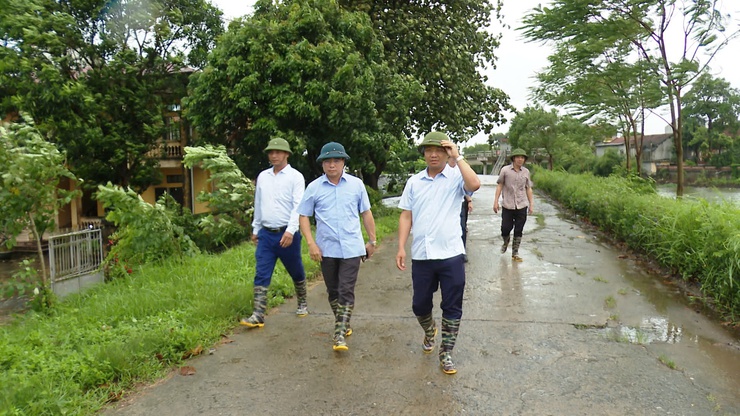LÃNH ĐẠO XÃ ỨNG HÒA KIỂM TRA THỰC TẾ, CHỦ ĐỘNG ỨNG PHÓ VỚI BÃO SỐ 10.- Ảnh 1.