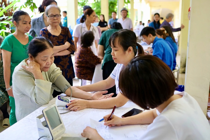 Phường Xuân Đỉnh: Tổ chức khám, tư vấn sức khỏe và cấp phát thuốc miễn phí cho người cao tuổi
- Ảnh 1.