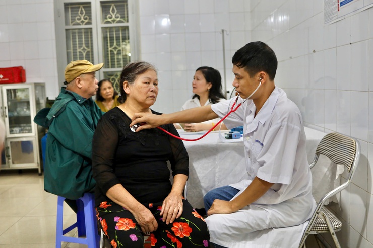Phường Xuân Đỉnh: Tổ chức khám, tư vấn sức khỏe và cấp phát thuốc miễn phí cho người cao tuổi
- Ảnh 4.