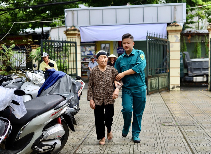 Phường Xuân Đỉnh: Tổ chức khám, tư vấn sức khỏe và cấp phát thuốc miễn phí cho người cao tuổi
- Ảnh 6.