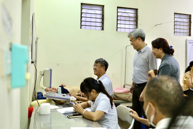 Phường Xuân Đỉnh: Tổ chức khám, tư vấn sức khỏe và cấp phát thuốc miễn phí cho người cao tuổi
- Ảnh 5.