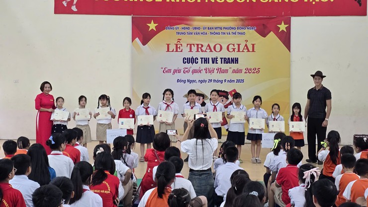 Cuộc thi vẽ tranh “Em yêu Tổ quốc Việt Nam” kết thúc tốt đẹp với nhiều tác phẩm ấn tượng, khẳng định sức hút và sự lan tỏa mạnh mẽ trong học sinh khối Tiểu học và Trung học cơ sở trên địa bàn phường Đông Ngạc- Ảnh 4.