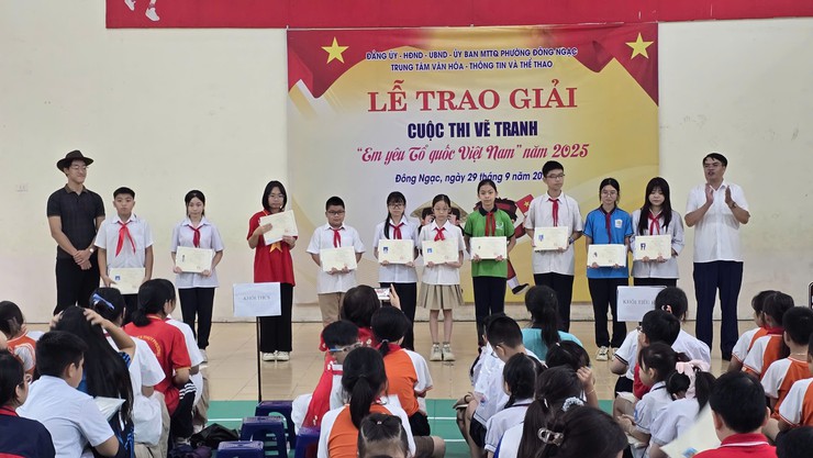Cuộc thi vẽ tranh “Em yêu Tổ quốc Việt Nam” kết thúc tốt đẹp với nhiều tác phẩm ấn tượng, khẳng định sức hút và sự lan tỏa mạnh mẽ trong học sinh khối Tiểu học và Trung học cơ sở trên địa bàn phường Đông Ngạc- Ảnh 5.